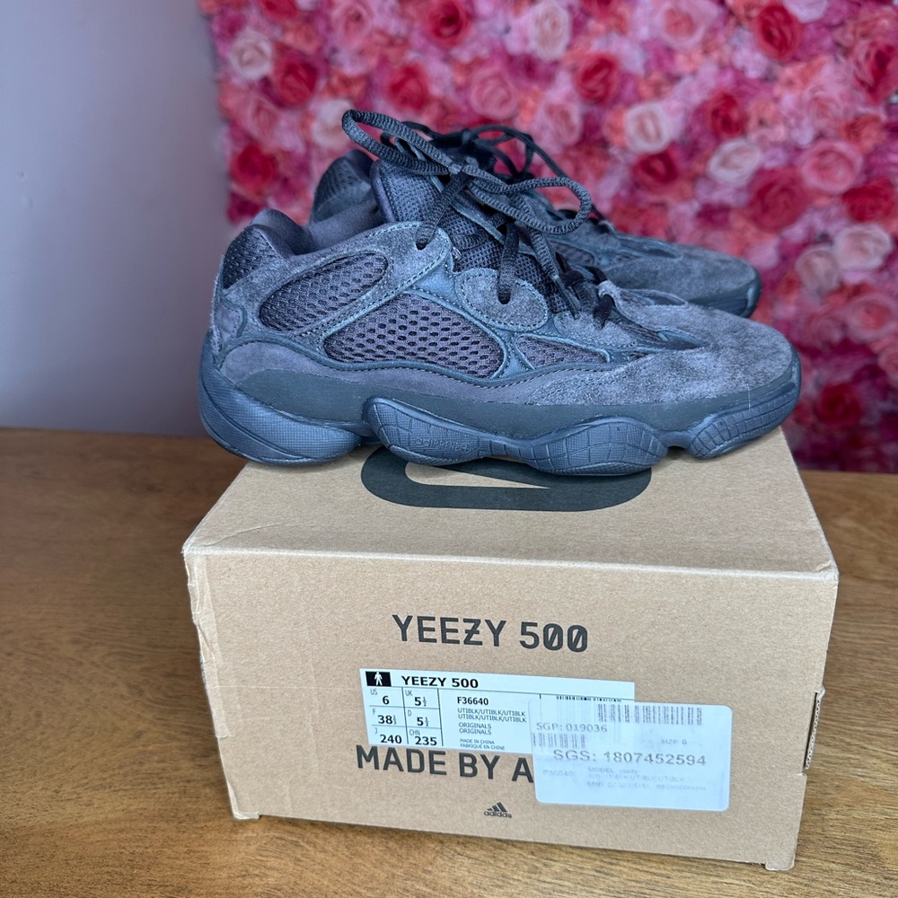 Yeezy 500’s in onyx black suede size 8